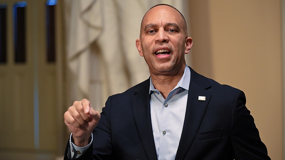 hakeem-jeffries-digs-in-on-snap-blame-game-with-42-million-americans’-food-benefits-at-risk