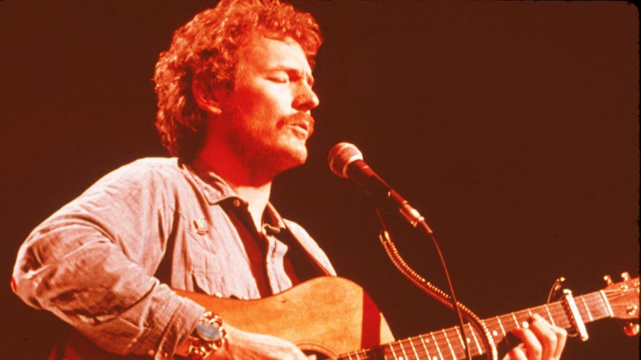 fifty-years-after-edmund-fitzgerald-claimed-29-lives,-gordon-lightfoot’s-musical-memorial-endures