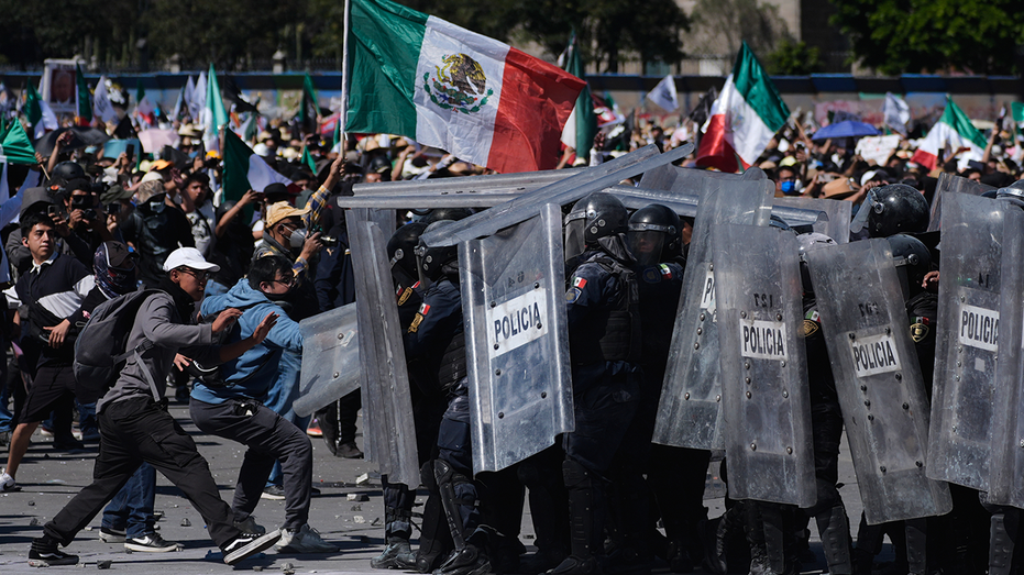more-than-100-officers-injured-as-protesters-attack-police,-breach-barrier-at-mexico’s-national-palace