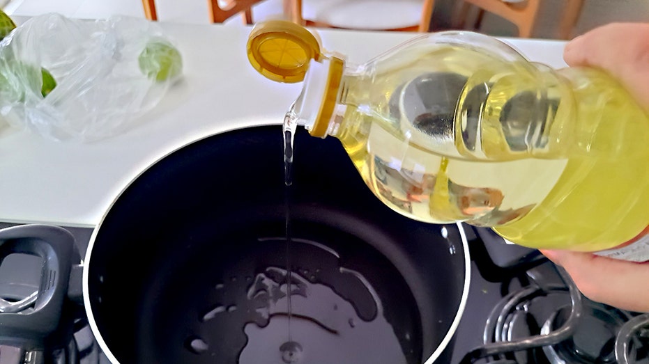 america’s-most-popular-cooking-oil-may-be-linked-to-obesity,-new-study-finds