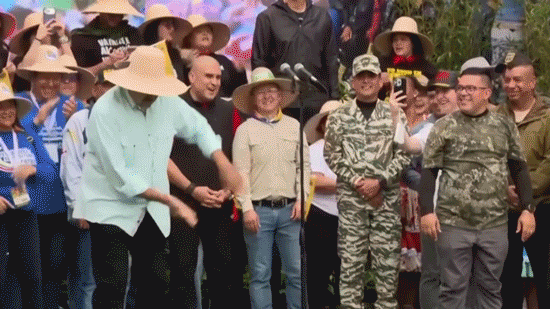 maduro-sings,-dances-and-threatens-to-‘smash-the-teeth’-of-the-‘north-american-empire’