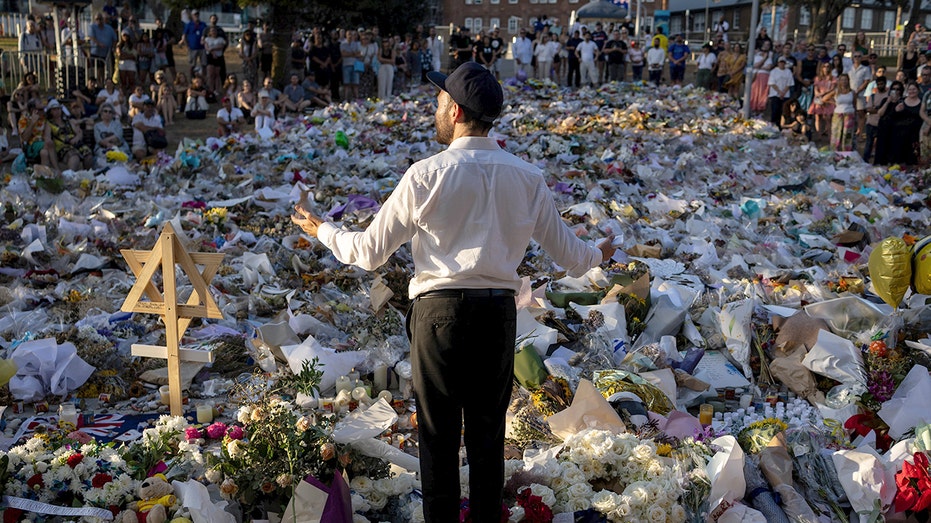 australian-state-weighs-ban-on-‘globalize-the-intifada’-chants,-masked-protesters-in-wake-of-hanukkah-attack