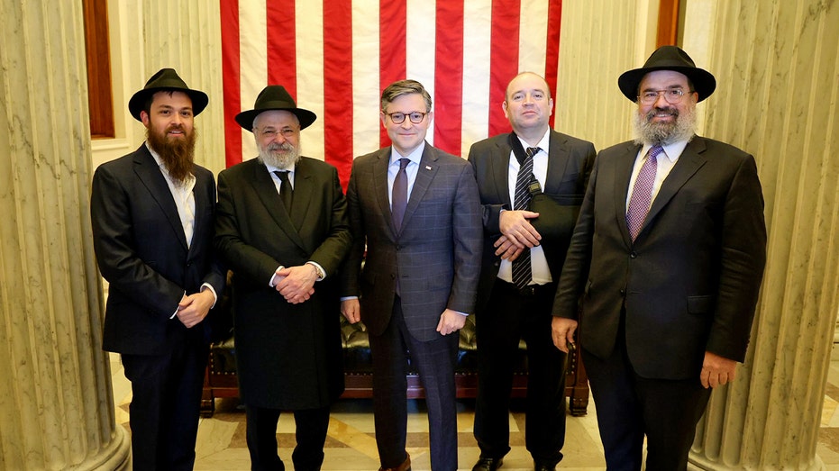 johnson-meets-with-muslim-man-who-confronted,-disarmed-bondi-beach-attacker