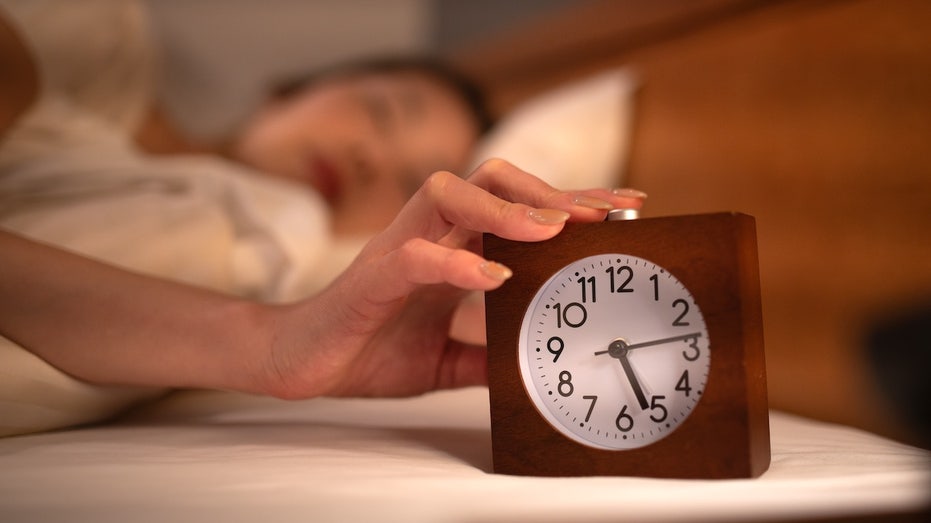 forcing-an-early-wake-up-time-could-harm-your-health,-sleep-doctors-warn