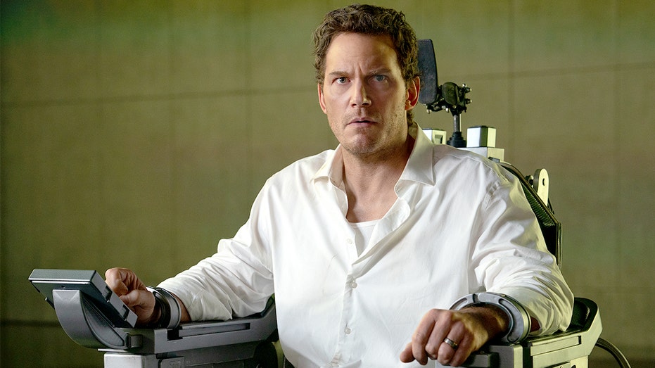 ‘mercy’-review:-chris-pratt-must-prove-his-innocence-to-ai-judge-in-forgettable-cyber-thriller