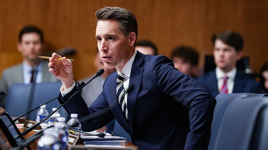 senator-calls-out-‘grassroots’-anti-ice-groups,-urges-doj-investigation-into-‘coordinated-national-operation’