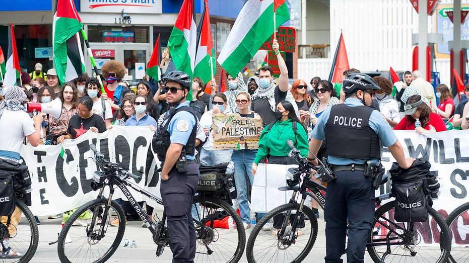 2-cities,-2-paths:-chicago-adopts-antisemitism-definition-as-mamdani’s-new-york-city-rolls-it-back