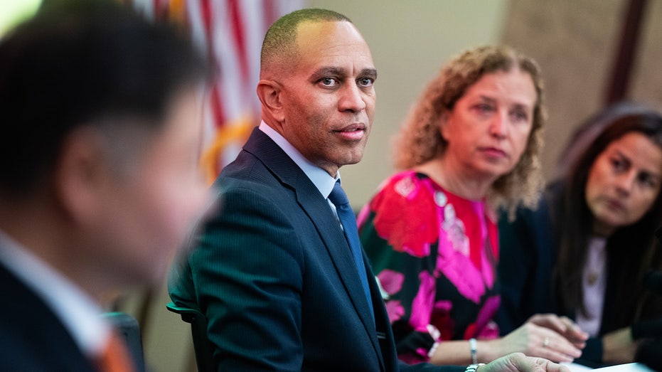 top-maryland-democrat-defies-jeffries-on-mid-cycle-redistricting-push-to-boot-state’s-lone-republican