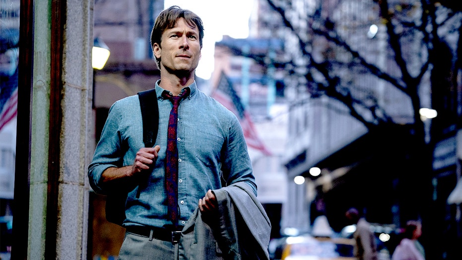 ‘how-to-make-a-killing’-review:-glen-powell-eyes-the-family-fortune-in-a24’s-comedic-noir