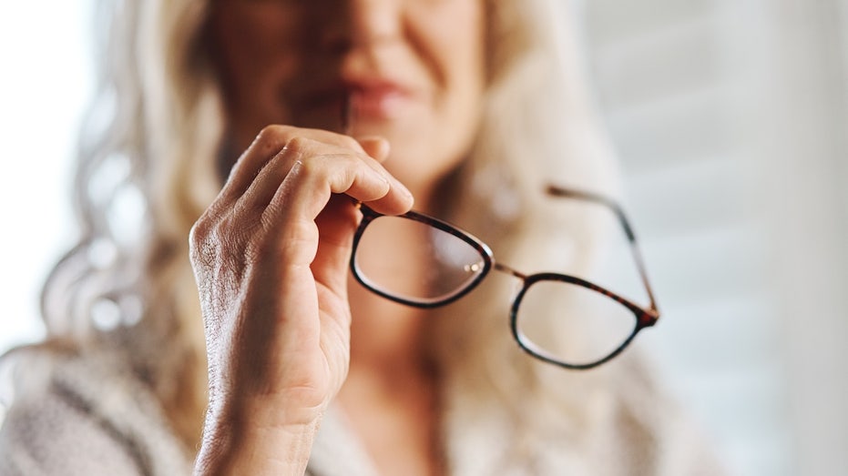 5-ways-to-preserve-your-vision-as-you-age,-according-to-an-ophthalmologist