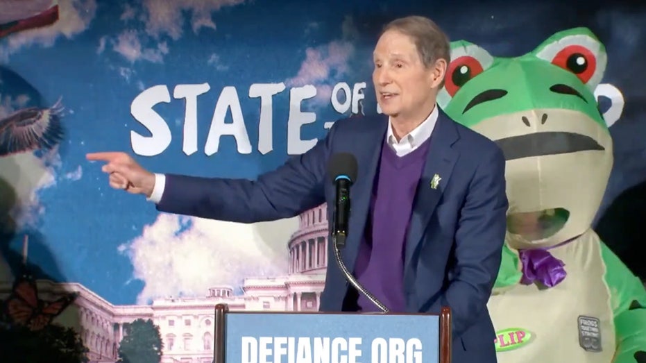 watch:-dem-senator-who-ditched-trump’s-sotu-caught-praising-naked-bike-riders,-‘patriots’-in-frog-suits